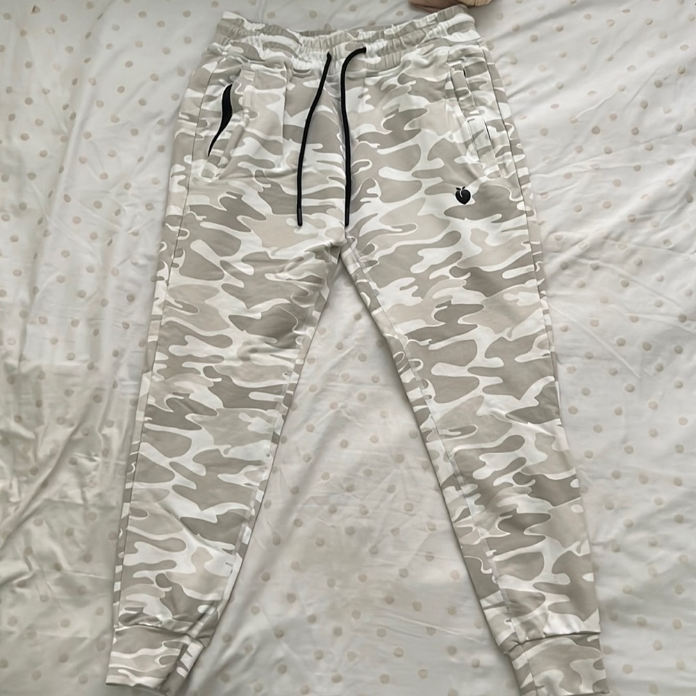 MEN’s Flexliving Camo Joggers in size XS (26-30)